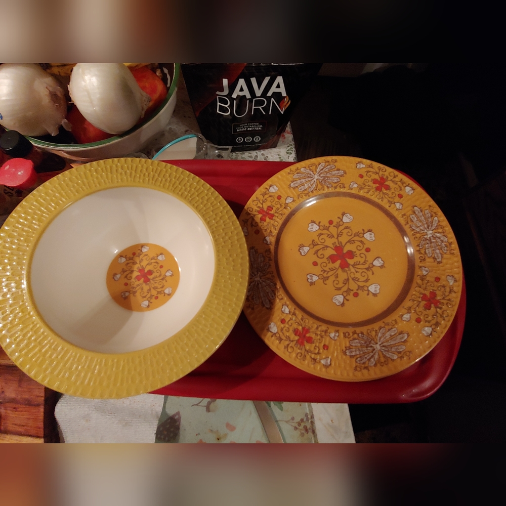Vintage Malamine Threshold Quality and Design, 2 Bowls, 4 Salad Plates.